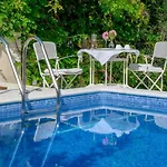 Palace Schoen Milesi - Esense Of Prestige - Private Pool - Old Money Style Luxury - Walking Distance To The Old Town, The And Amenities - Buralux