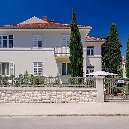 Palace Schoen Milesi - Esense Of Prestige - Private Pool - Free Parking - Old Money Style Luxury - Walking Distance To The Old Town, The And Amenities - Buralux Split