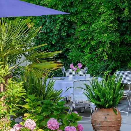 Palace Schoen Milesi - Esense Of Prestige - Private Pool - Free Parking - Old Money Style Luxury - Walking Distance To The Old Town, The And Amenities - Buralux Guest house Split