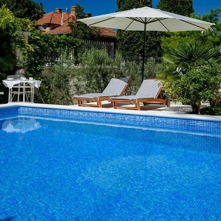 Palace Schoen Milesi - Esense Of Prestige - Private Pool - Free Parking - Old Money Style Luxury - Walking Distance To The Old Town, The And Amenities - Buralux 4* Split