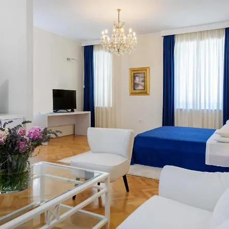 Palace Schoen Milesi - Esense Of Prestige - Private Pool - Free Parking - Old Money Style Luxury - Walking Distance To The Old Town, The And Amenities - Buralux Split