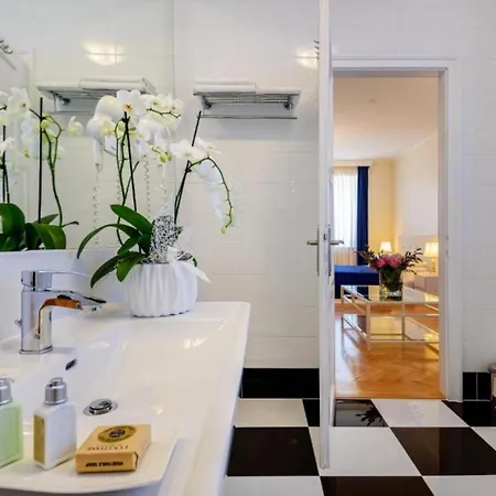 Pensionat Palace Schoen Milesi - Esense Of Prestige - Private Pool - Old Money Style Luxury - Walking Distance To The Old Town, The And Amenities - Buralux
