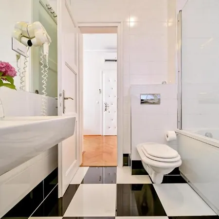 Pensionat Palace Schoen Milesi - Esense Of Prestige - Private Pool - Old Money Style Luxury - Walking Distance To The Old Town, The And Amenities - Buralux