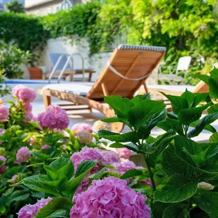 Palace Schoen Milesi - Esense Of Prestige - Private Pool - Free Parking - Old Money Style Luxury - Walking Distance To The Old Town, The And Amenities - Buralux Guest house Split