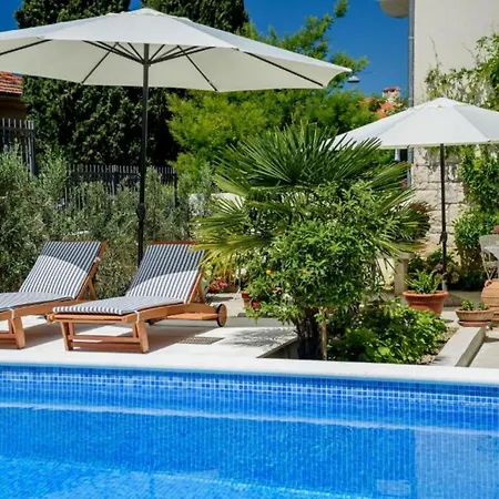 Pensionat Palace Schoen Milesi - Esense Of Prestige - Private Pool - Old Money Style Luxury - Walking Distance To The Old Town, The And Amenities - Buralux 4*