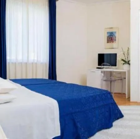 Palace Schoen Milesi - Esense Of Prestige - Private Pool - Free Parking - Old Money Style Luxury - Walking Distance To The Old Town, The And Amenities - Buralux Guest house 4*