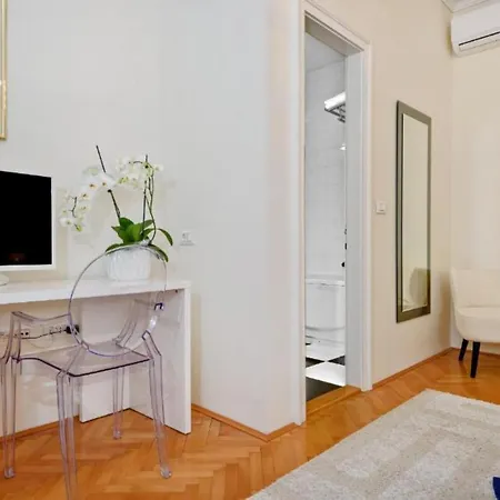 Palace Schoen Milesi - Esense Of Prestige - Private Pool - Free Parking - Old Money Style Luxury - Walking Distance To The Old Town, The And Amenities - Buralux Guest house 4*