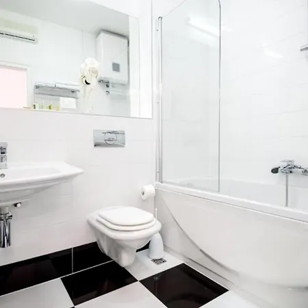 Palace Schoen Milesi - Esense Of Prestige - Private Pool - Old Money Style Luxury - Walking Distance To The Old Town, The And Amenities - Buralux Pensionat