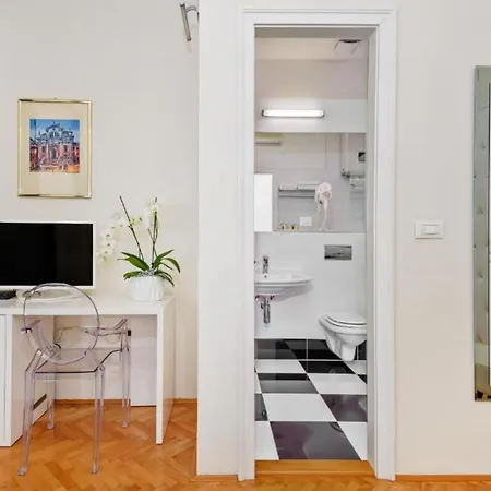 Palace Schoen Milesi - Esense Of Prestige - Private Pool - Free Parking - Old Money Style Luxury - Walking Distance To The Old Town, The And Amenities - Buralux Split