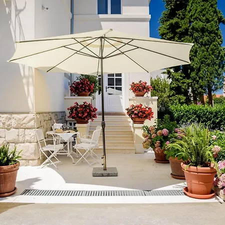 Palace Schoen Milesi - Esense Of Prestige - Private Pool - Old Money Style Luxury - Walking Distance To The Old Town, The And Amenities - Buralux