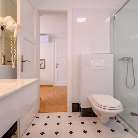 Palace Schoen Milesi - Esense Of Prestige - Private Pool - Old Money Style Luxury - Walking Distance To The Old Town, The And Amenities - Buralux Penzion