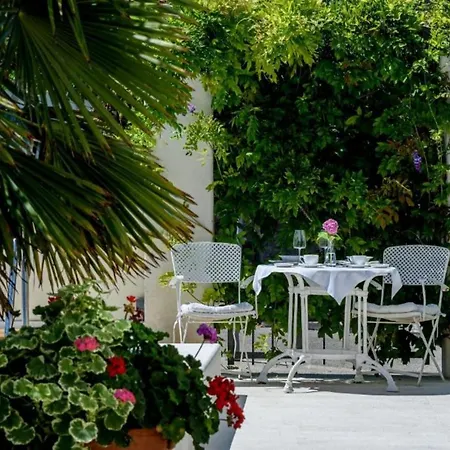 Penzion Palace Schoen Milesi - Esense Of Prestige - Private Pool - Old Money Style Luxury - Walking Distance To The Old Town, The And Amenities - Buralux Split