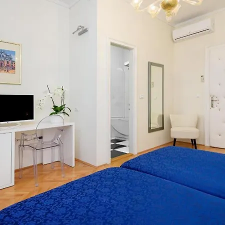 Palace Schoen Milesi - Esense Of Prestige - Private Pool - Old Money Style Luxury - Walking Distance To The Old Town, The And Amenities - Buralux בית הארחה